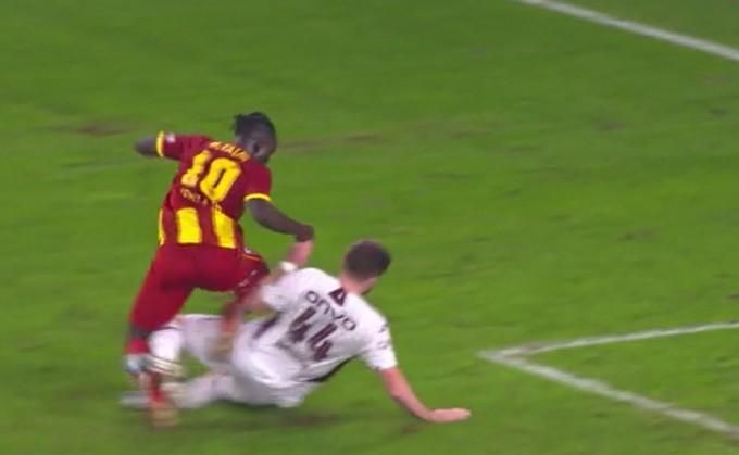 Hakem Göztepe'yi katletmiş! Trabzonspor aleyhine penaltı ve kırmızı kart verilmedi! İşte hakem yorumcularının tespitleri 12