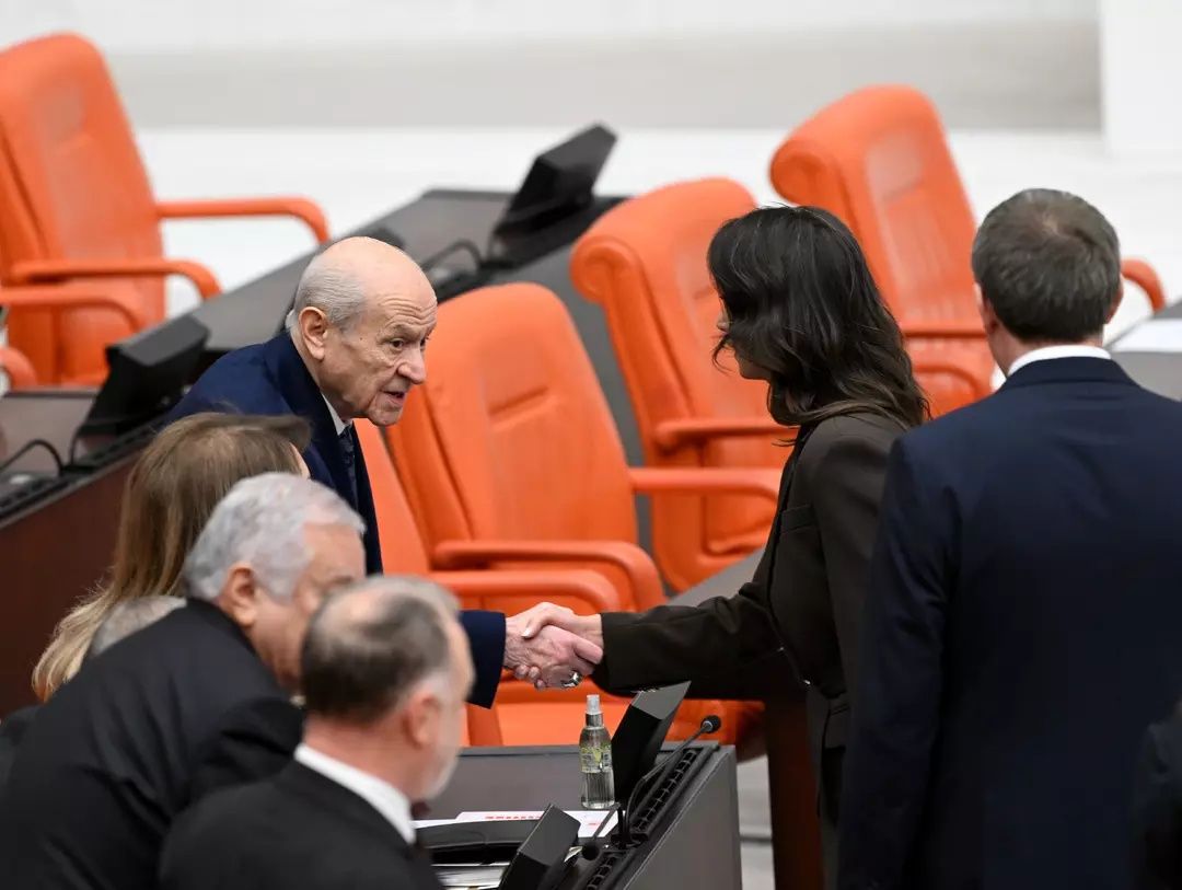 Gözler bütçede, kulisler tokalaşmada! Özgür Özel ve DEM Partililer tek tek Devlet Bahçeli'nin yanına gitti! 6