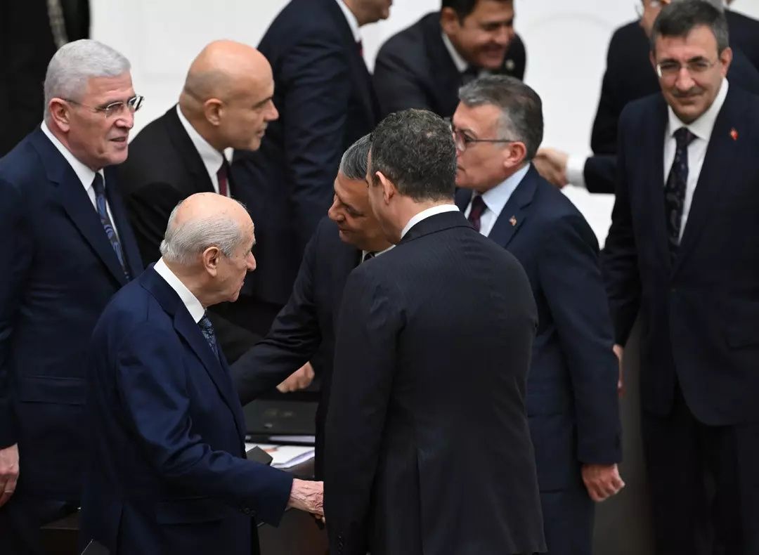 Gözler bütçede, kulisler tokalaşmada! Özgür Özel ve DEM Partililer tek tek Devlet Bahçeli'nin yanına gitti! 3