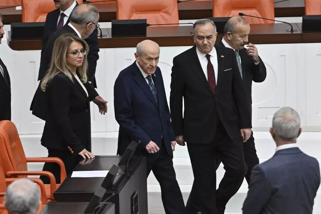 Gözler bütçede, kulisler tokalaşmada! Özgür Özel ve DEM Partililer tek tek Devlet Bahçeli'nin yanına gitti! 2