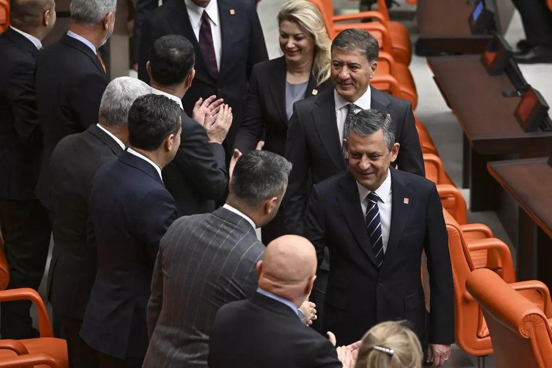 Gözler bütçede, kulisler tokalaşmada! Özgür Özel ve DEM Partililer tek tek Devlet Bahçeli'nin yanına gitti! 4