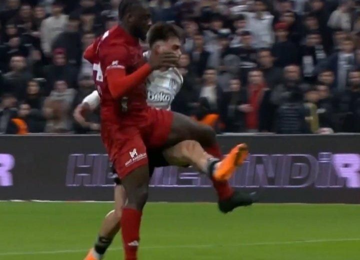 "Beşiktaş - Gaziantep FK maçında 2 penaltı verilmedi! Ofsayt beklenen gol tertemiz" Eski hakemler son noktayı koydu... 4
