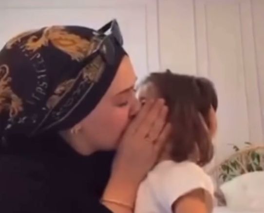 Fenomen Emure skandalı! Emine Şahin'in küçük kızı dudaklarından öptüğü video büyük tepki çekti: Bakanlık ve emniyete çağrı yapılıyor 8