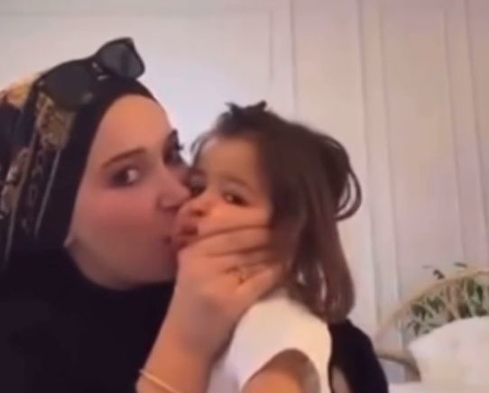 Fenomen Emure skandalı! Emine Şahin'in küçük kızı dudaklarından öptüğü video büyük tepki çekti: Bakanlık ve emniyete çağrı yapılıyor 6