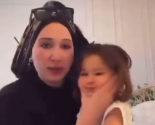 Fenomen Emure skandalı! Emine Şahin'in küçük kızı dudaklarından öptüğü video büyük tepki çekti: Bakanlık ve emniyete çağrı yapılıyor 7