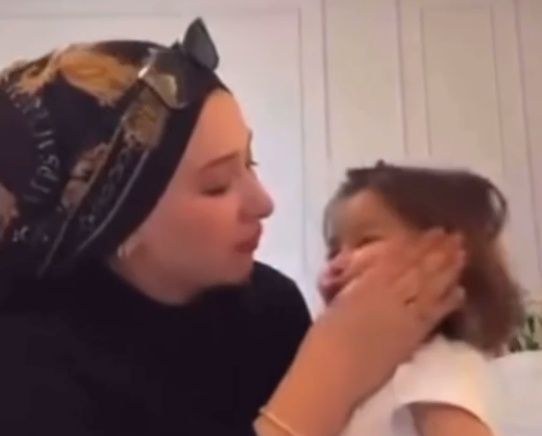 Fenomen Emure skandalı! Emine Şahin'in küçük kızı dudaklarından öptüğü video büyük tepki çekti: Bakanlık ve emniyete çağrı yapılıyor 10