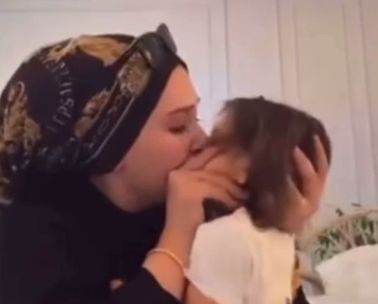 Fenomen Emure skandalı! Emine Şahin'in küçük kızı dudaklarından öptüğü video büyük tepki çekti: Bakanlık ve emniyete çağrı yapılıyor 9