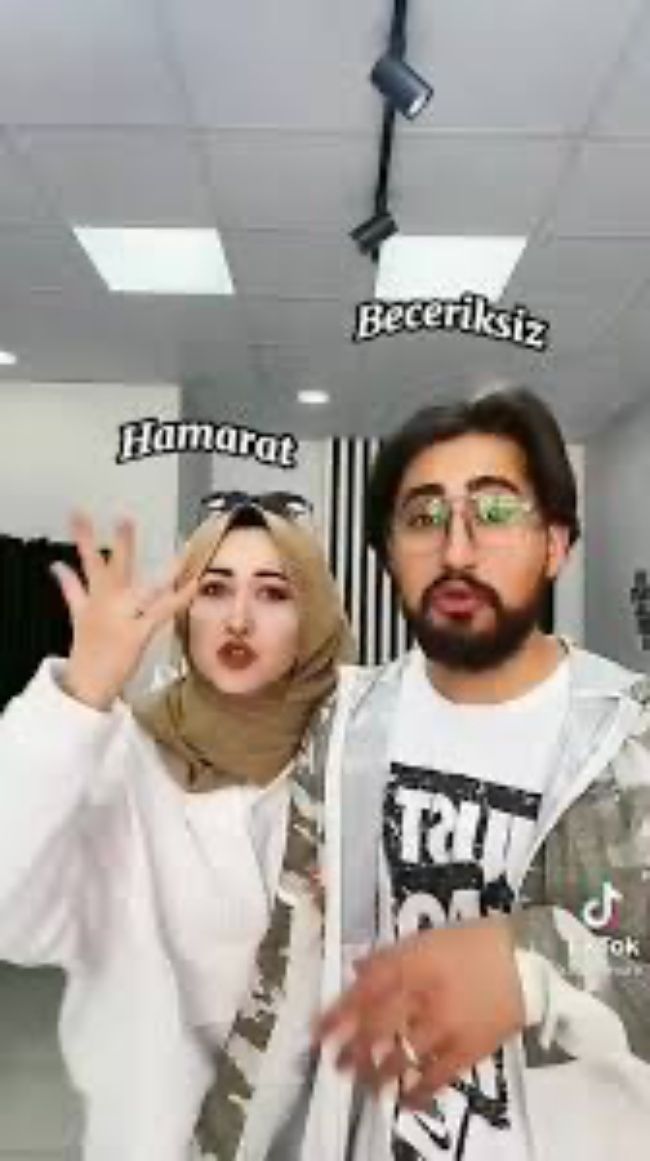 Fenomen Emure skandalı! Emine Şahin'in küçük kızı dudaklarından öptüğü video büyük tepki çekti: Bakanlık ve emniyete çağrı yapılıyor 12