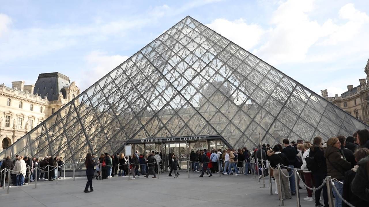 Soyuldu, su bastı, şimdi de... Louvre Müzesi'nde neler oluyor? Çalışanlar 15 Aralık'ta greve gidiyor 1