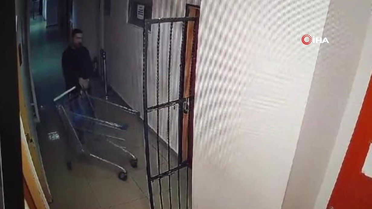 Adliyeden 25 kilo altın çalan Erdal Timurtaş ve eşinin kaçış görüntüleri ortaya çıktı! Sabiha Gökçen'deki rahat tavırları dikkat çekti... 6