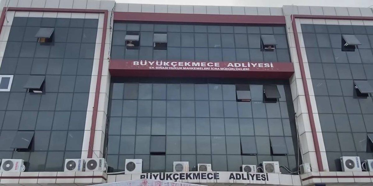 Adliyeden 25 kilo altın çalan Erdal Timurtaş ve eşinin kaçış görüntüleri ortaya çıktı! Sabiha Gökçen'deki rahat tavırları dikkat çekti... 4