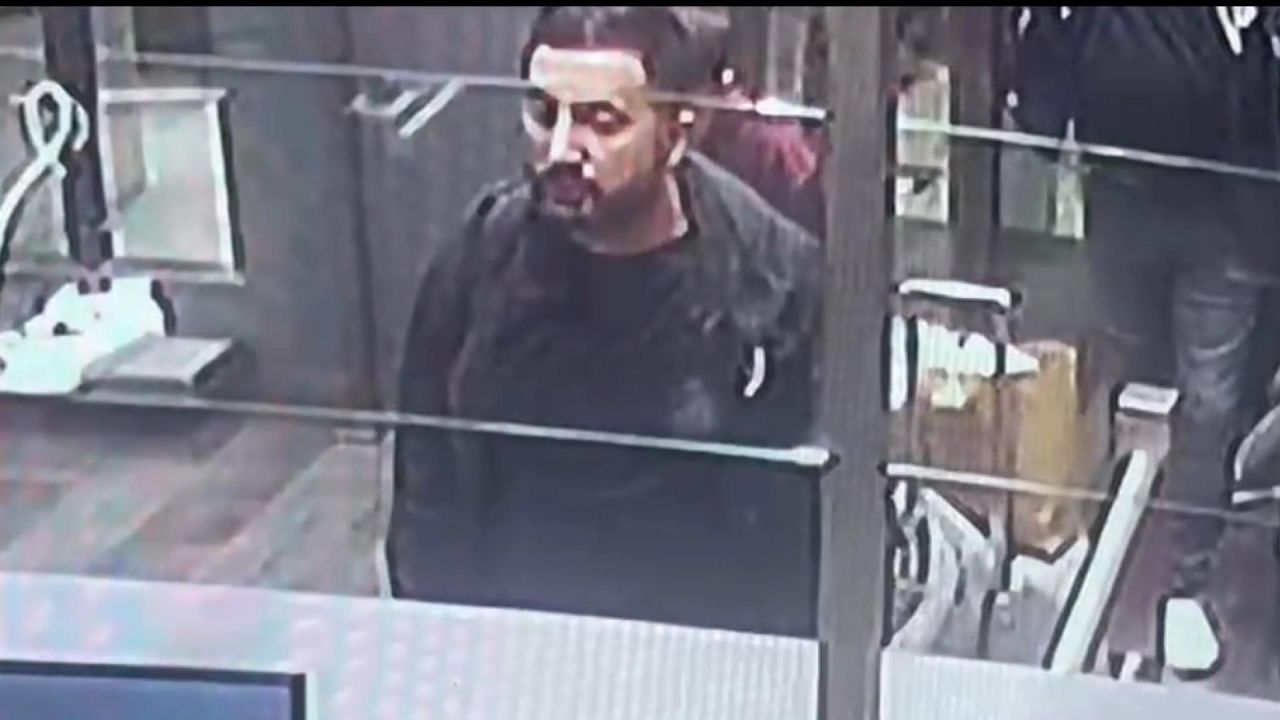 Adliyeden 25 kilo altın çalan Erdal Timurtaş ve eşinin kaçış görüntüleri ortaya çıktı! Sabiha Gökçen'deki rahat tavırları dikkat çekti... 2