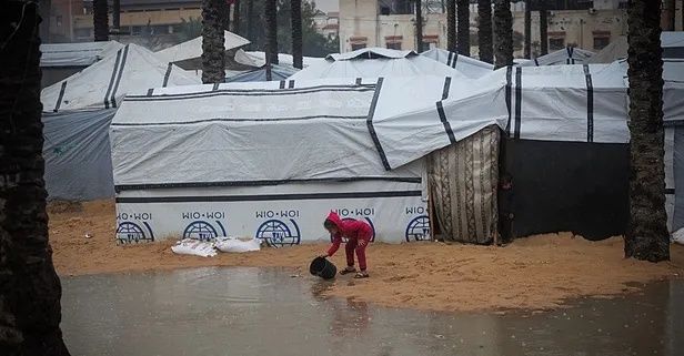Dünyanın utancı: Gazze'de bebek soğuktan öldü! Çadırları su bastı, 6 aylık bebek donarak can verdi... 4
