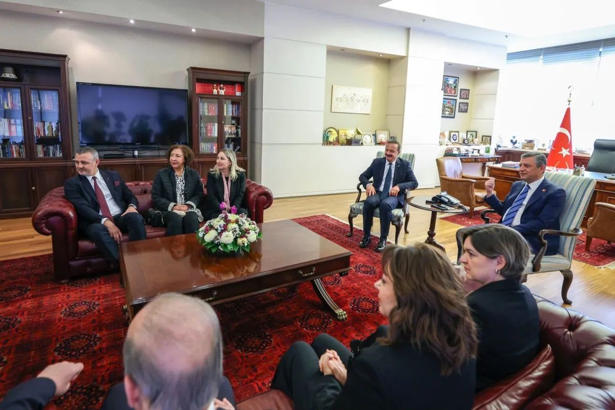 "CHP’ye rüyasında oy verdiğini gören gusül abdesti alır" demişti... Ağıralioğlu’ndan CHP’ye dikkat çeken ziyaret! 2