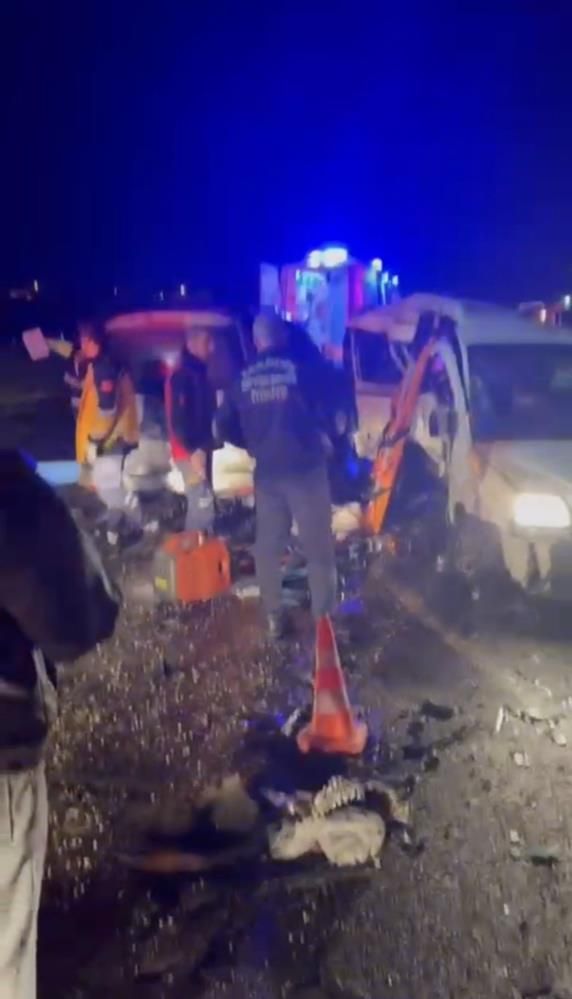 Katliam gibi kaza! 4 ölü, 5 yaralı 4
