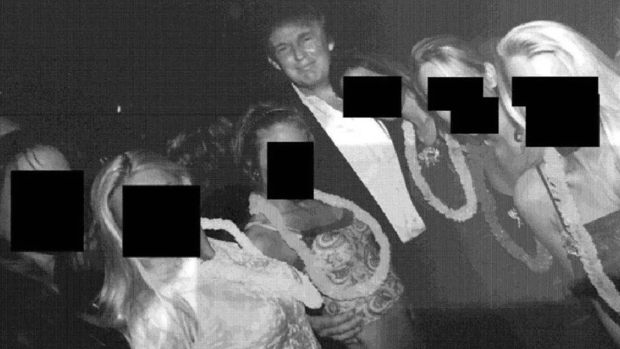 Epstein'in albümü ortaya çıktı! ABD gündemi sarsıldı: Fotoğraflarda 'Trump' detayı dikkat çekti 2
