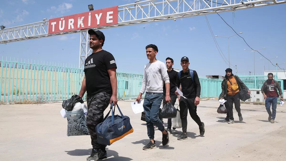 Suriyeliler için kritik adım! Erdoğan'ın talimatıyla yeni model: İkamet izni alamayanlar kaçak sayılacak, 1 Ocak'tan itibaren ücretli olacak... 4