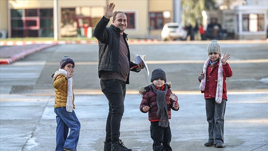 Suriyeliler için kritik adım! Erdoğan'ın talimatıyla yeni model: İkamet izni alamayanlar kaçak sayılacak, 1 Ocak'tan itibaren ücretli olacak... 3