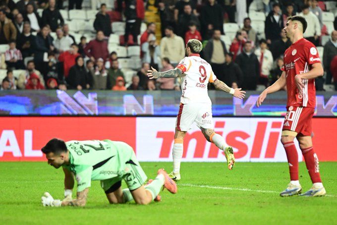 "Anlaşma sağlandı: Mauro Icardi maaşını indirdi ve Galatasaray'da kalacak!" Canlı yayında taraftarları havalara uçuran haberi verdi 3