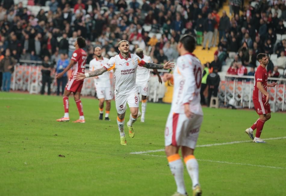 "Anlaşma sağlandı: Mauro Icardi maaşını indirdi ve Galatasaray'da kalacak!" Canlı yayında taraftarları havalara uçuran haberi verdi 4
