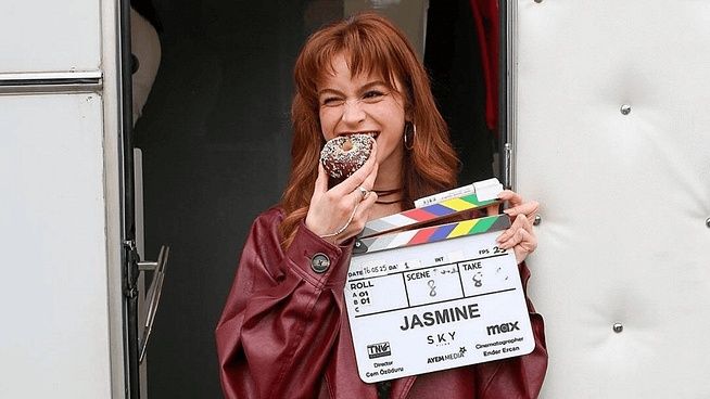 Asena Keskinci’nin Jasmine dizisindeki erotik sahneleri olay oldu! Başkomiser sahnesi Türkiye’yi karıştırdı... "Daha maaşımı almadım..." 6