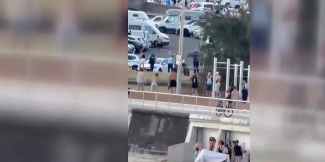 Sidney Bondi plajında silahlı saldırı! Avustralya paniğe sürüklendi... 2 gözaltı, başbakandan acil uyarı! Dehşet anları kamerada... 1