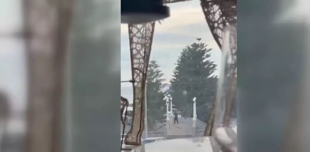 Sidney Bondi plajında silahlı saldırı! Avustralya paniğe sürüklendi... 2 gözaltı, başbakandan acil uyarı! Dehşet anları kamerada... 3