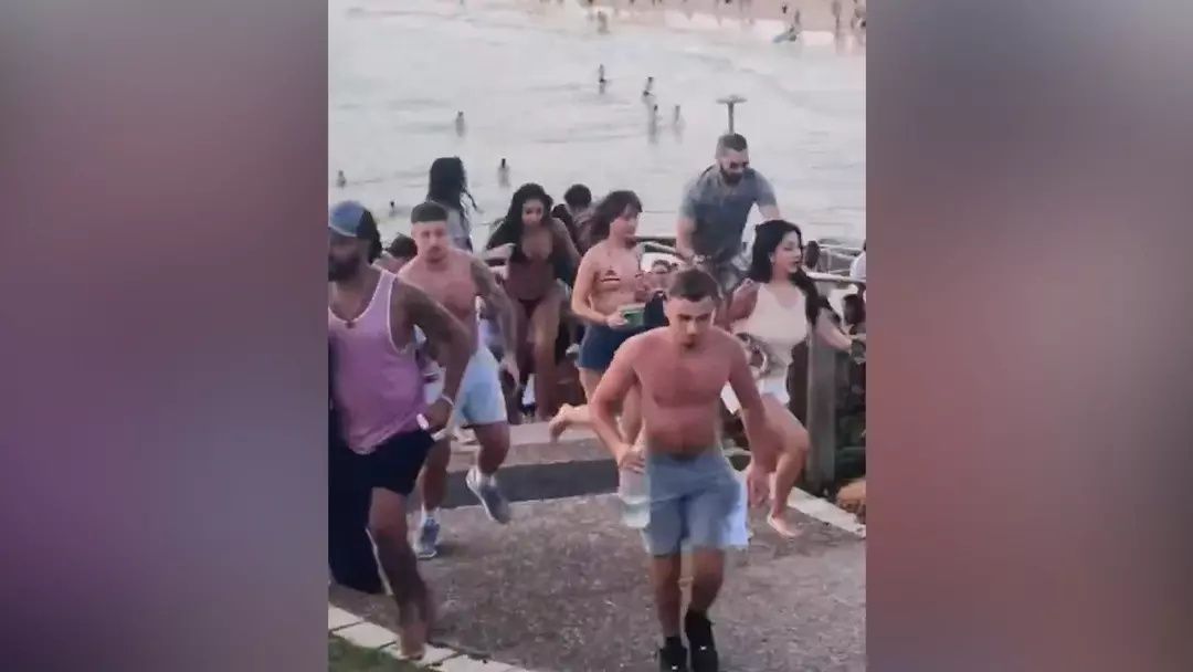Sidney Bondi plajında silahlı saldırı! Avustralya paniğe sürüklendi... 2 gözaltı, başbakandan acil uyarı! Dehşet anları kamerada... 6