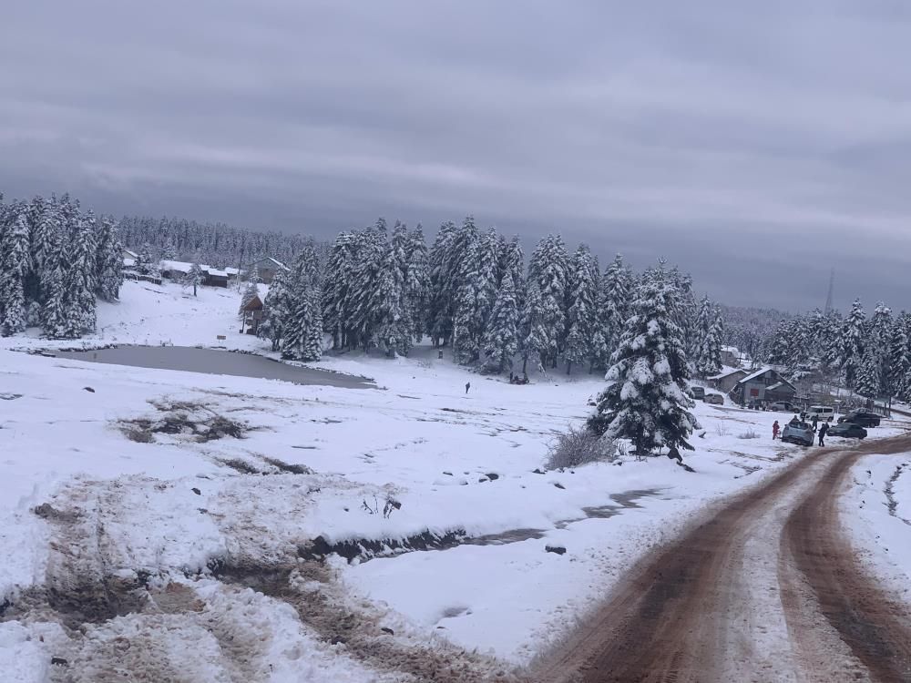 Bolu'nun yüksek kesimleri beyaza büründü! Kar kalınlığı 10 santimetreye ulaştı 3