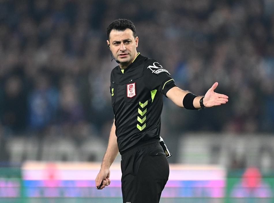 "Hakemler derbide Beşiktaş'ı katletmiş!" Trio programında hakem kararları tek tek incelendi: Kırmızı kart pozisyonunda büyük skandal 1