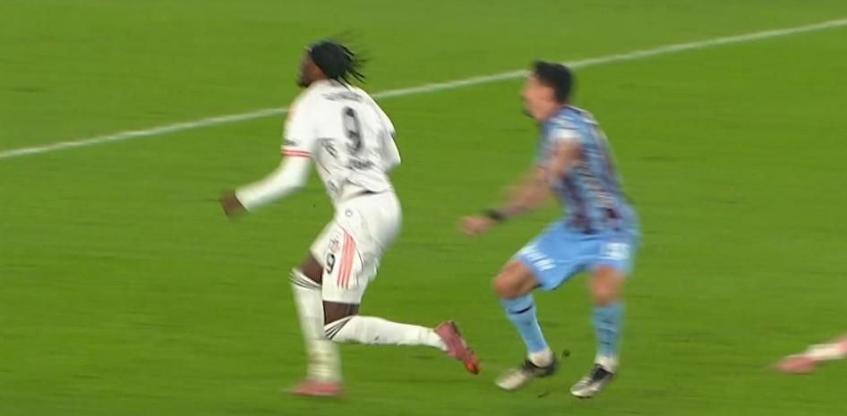 "Hakemler derbide Beşiktaş'ı katletmiş!" Trio programında hakem kararları tek tek incelendi: Kırmızı kart pozisyonunda büyük skandal 18