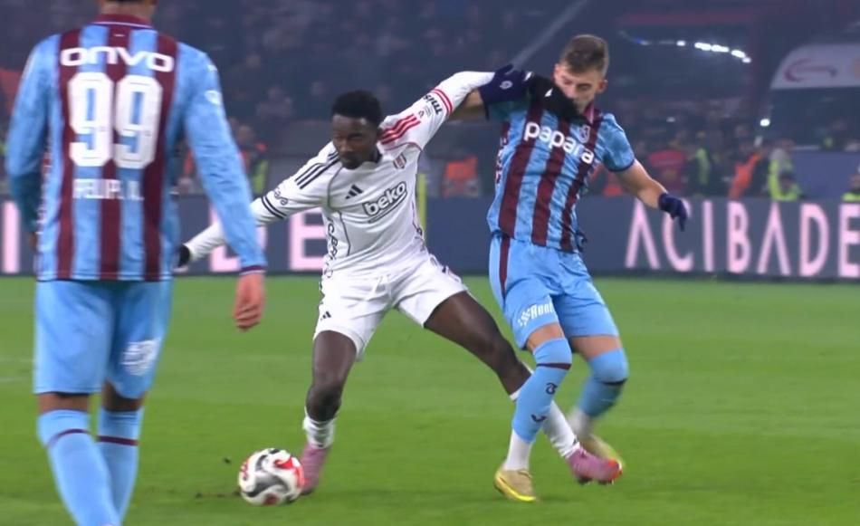 "Hakemler derbide Beşiktaş'ı katletmiş!" Trio programında hakem kararları tek tek incelendi: Kırmızı kart pozisyonunda büyük skandal 9