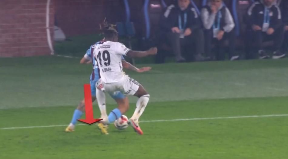 "Hakemler derbide Beşiktaş'ı katletmiş!" Trio programında hakem kararları tek tek incelendi: Kırmızı kart pozisyonunda büyük skandal 6