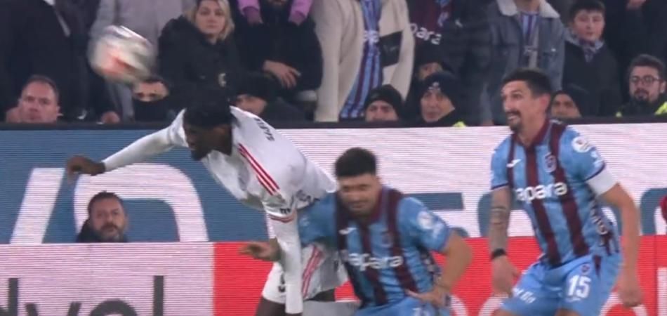 "Hakemler derbide Beşiktaş'ı katletmiş!" Trio programında hakem kararları tek tek incelendi: Kırmızı kart pozisyonunda büyük skandal 19