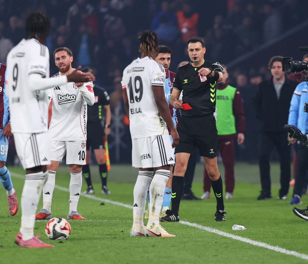 "Galatasaray'ı her sene şampiyon yapıyorlar! Trabzonspor'a operasyonu da aynı ekip yaptı! Alın yapın Galatasaray'ı şampiyon, yürüsün gitsin" 2