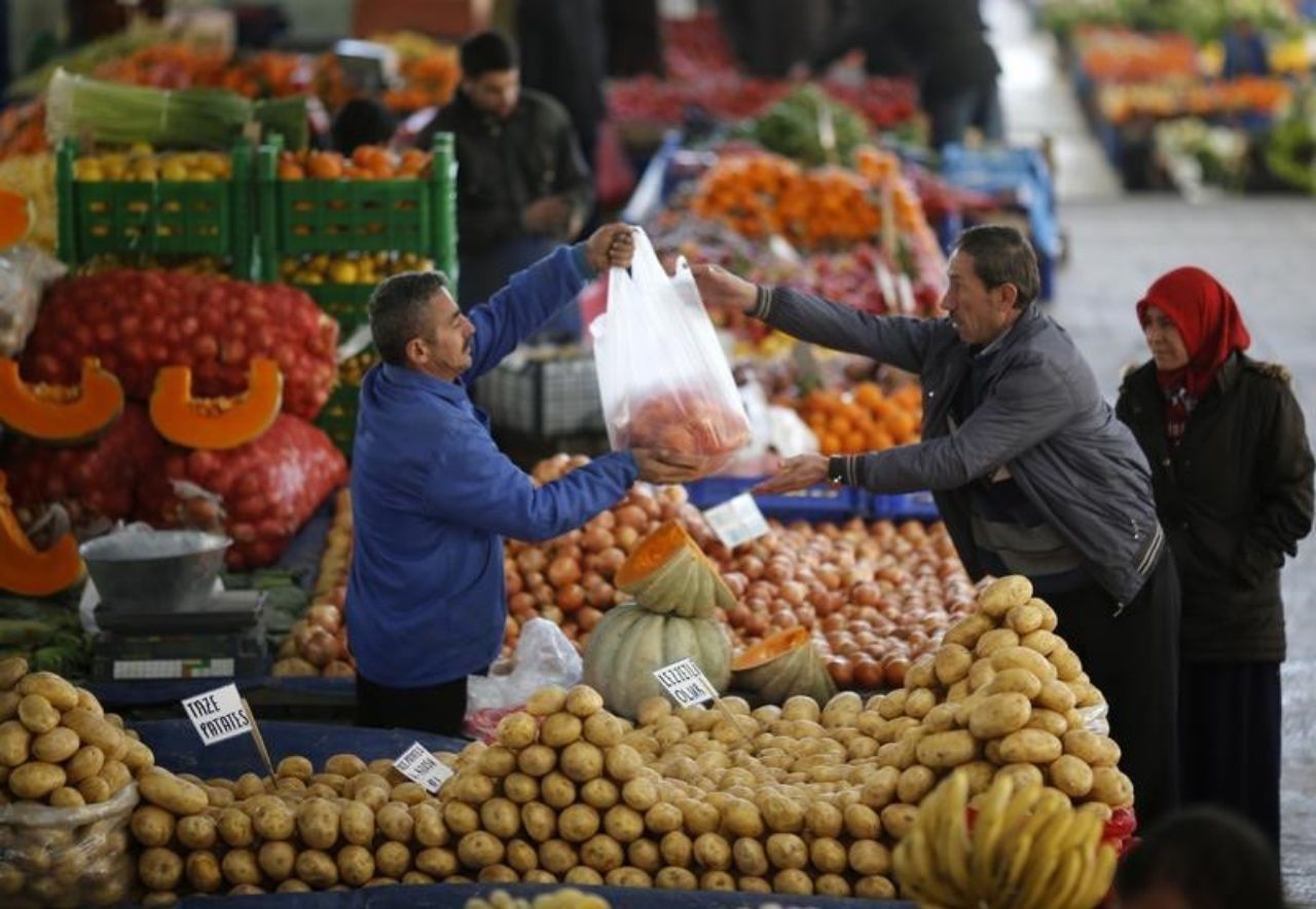 Dört kişilik ailenin açlık sınırı 26 bin 925 TL'ye, yoksulluk sınırı 93 bin 135 TL'ye yükseldi 3