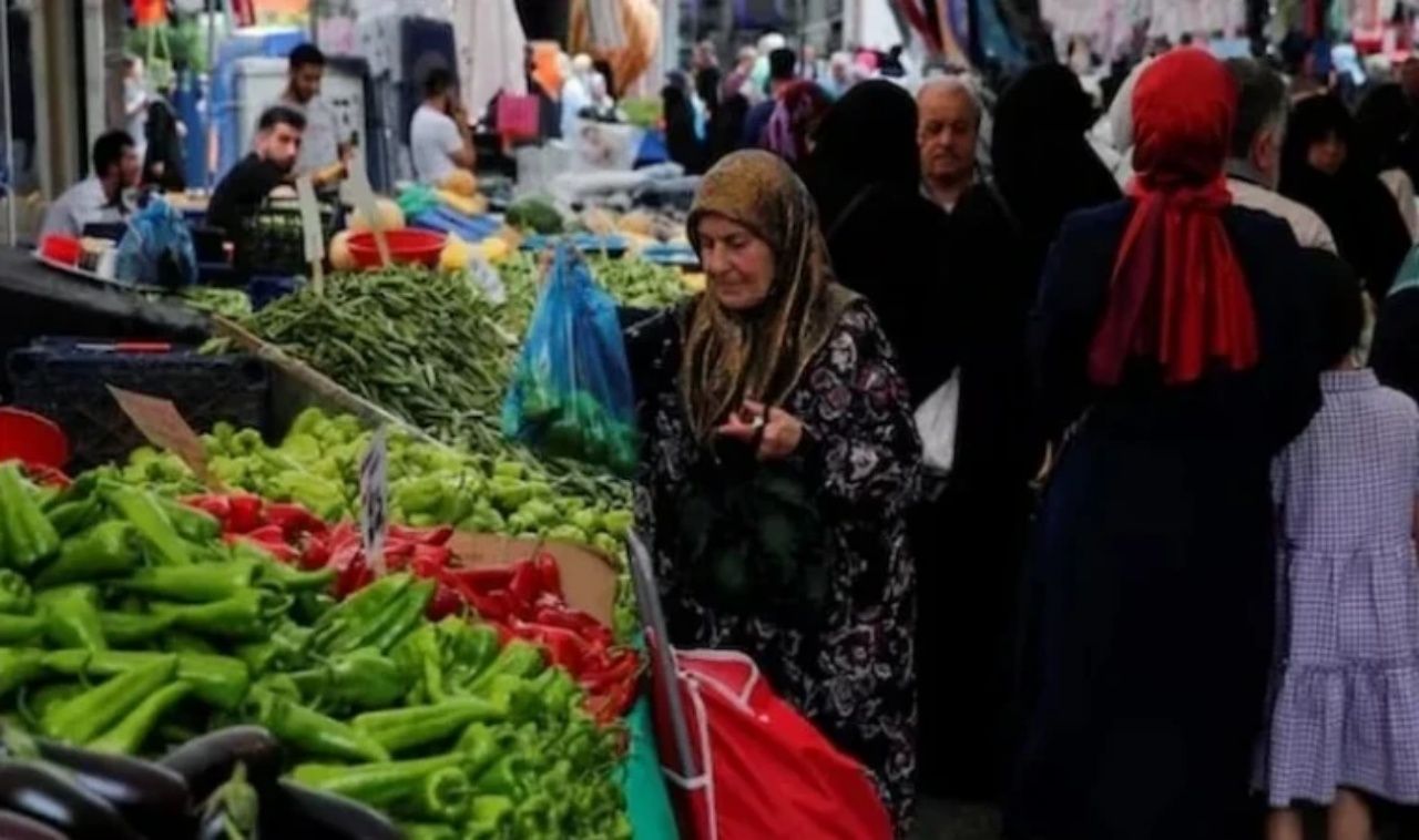 Dört kişilik ailenin açlık sınırı 26 bin 925 TL'ye, yoksulluk sınırı 93 bin 135 TL'ye yükseldi 5