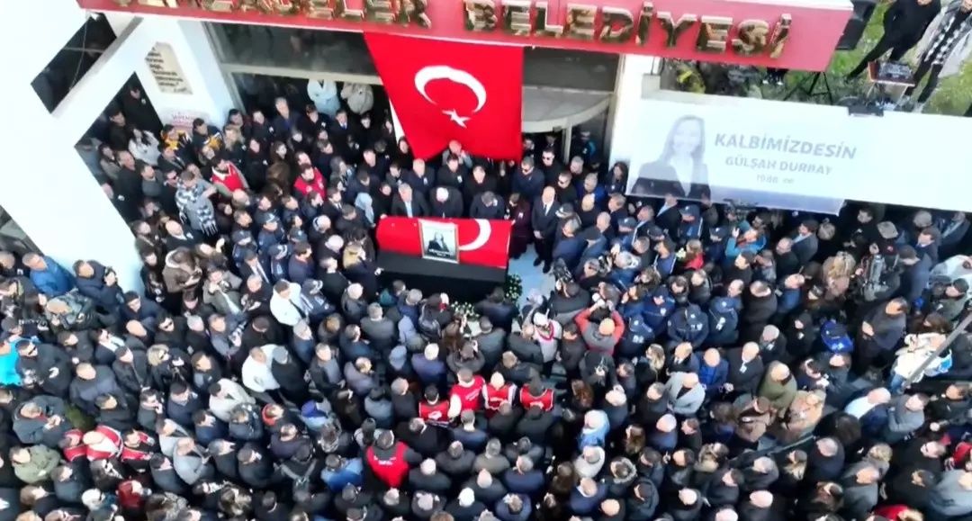 Manisa’da büyük hüzün: Gülşah Durbay son yolculuğuna uğurlandı, Özgür Özel gözyaşlarına boğuldu 5