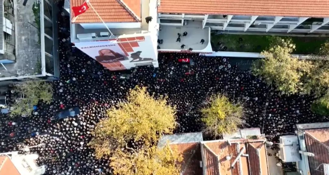 Manisa’da büyük hüzün: Gülşah Durbay son yolculuğuna uğurlandı, Özgür Özel gözyaşlarına boğuldu 3