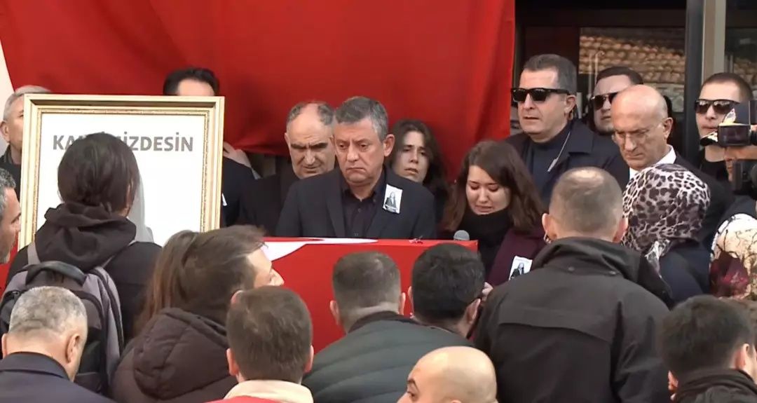 Manisa’da büyük hüzün: Gülşah Durbay son yolculuğuna uğurlandı, Özgür Özel gözyaşlarına boğuldu 4