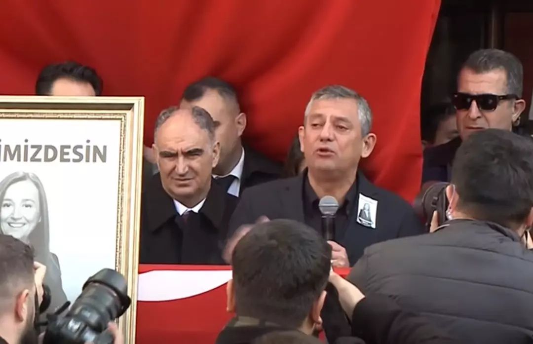 Manisa’da büyük hüzün: Gülşah Durbay son yolculuğuna uğurlandı, Özgür Özel gözyaşlarına boğuldu 8