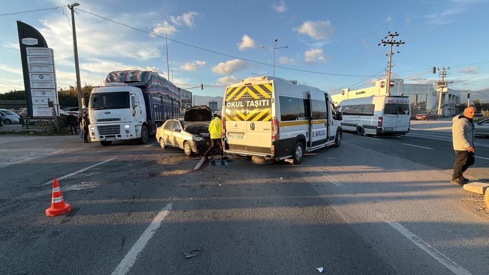 Öğrenci servisi ile otomobil çarpıştı: Çok sayıda yaralı var 2