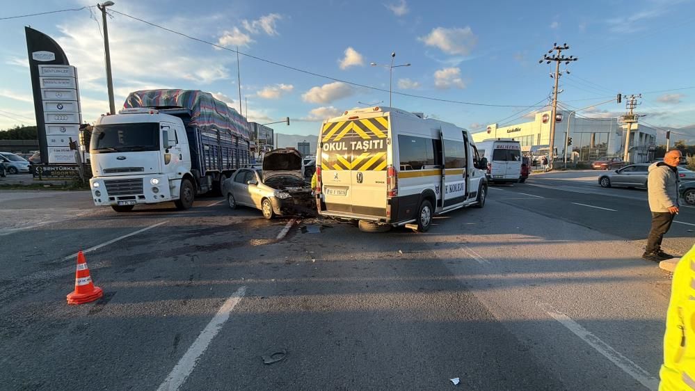 Öğrenci servisi ile otomobil çarpıştı: Çok sayıda yaralı var 3