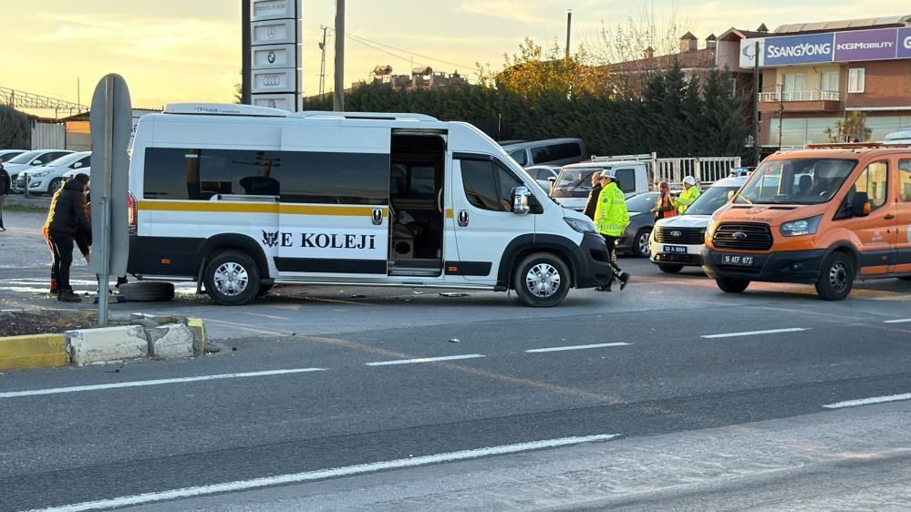 Öğrenci servisi ile otomobil çarpıştı: Çok sayıda yaralı var 4