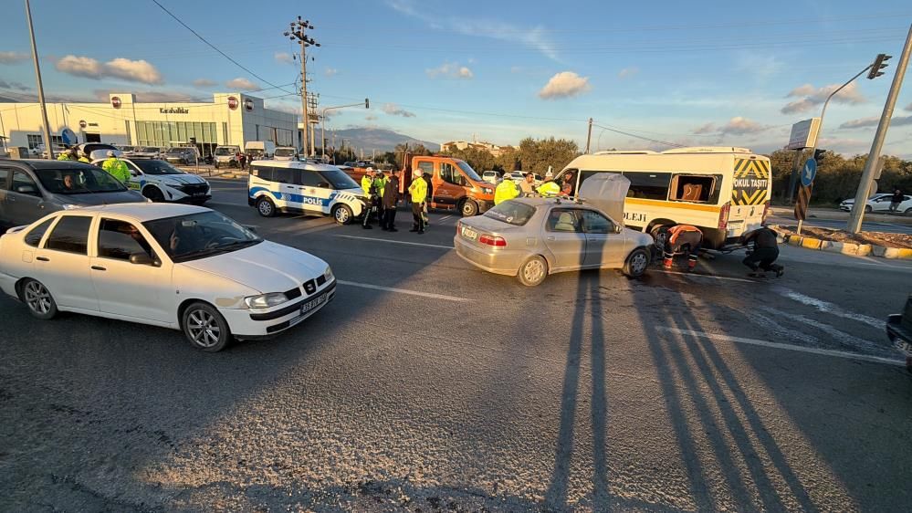 Öğrenci servisi ile otomobil çarpıştı: Çok sayıda yaralı var 5