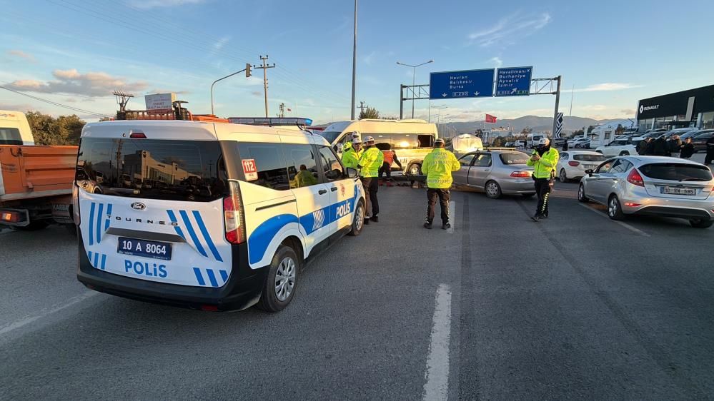 Öğrenci servisi ile otomobil çarpıştı: Çok sayıda yaralı var 6
