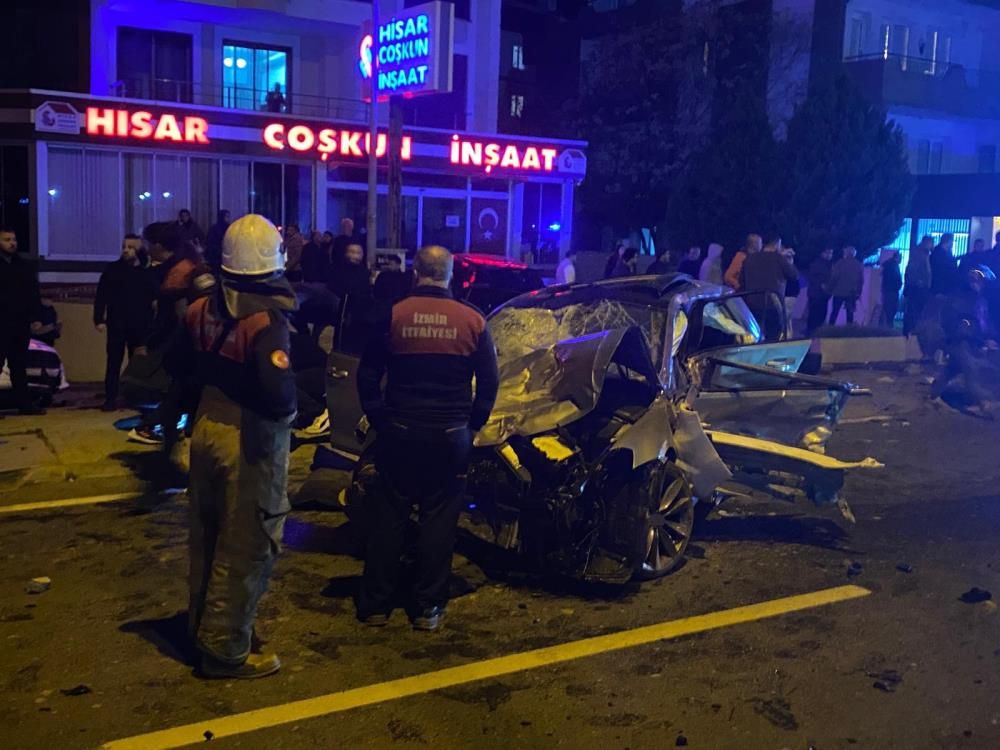 İzmir'de feci kaza! Metrelerce yükseğe savruldu 2