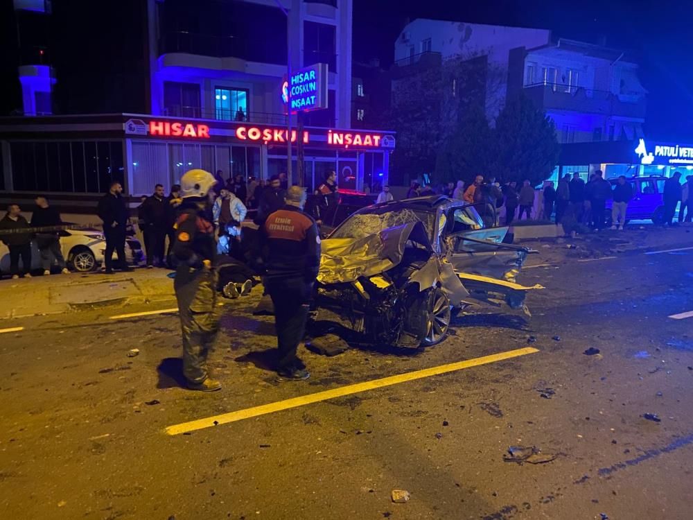 İzmir'de feci kaza! Metrelerce yükseğe savruldu 3