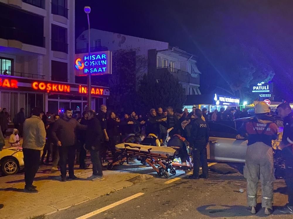 İzmir'de feci kaza! Metrelerce yükseğe savruldu 4