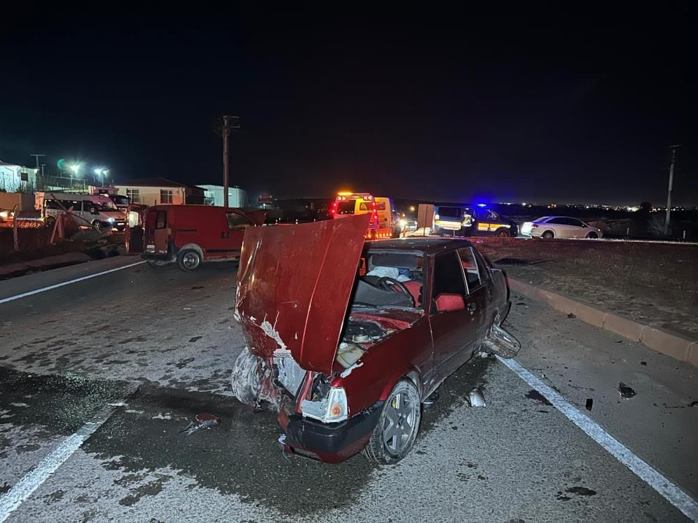 Uşak'ta otomobil ile hafif ticari araç çapıştı: Çok sayıda yaralı var 3